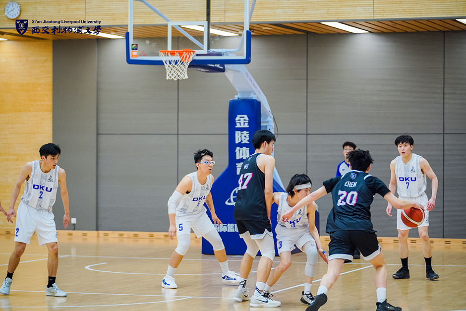 被球迷喷得退出国家队的吴曦，其实是郑智后最强后腰，场上也很拼